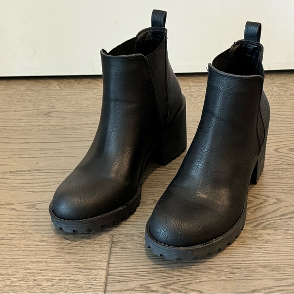 Dirty laundry barely worn size 6.5 Lisbon boot - Picture 4 of 5